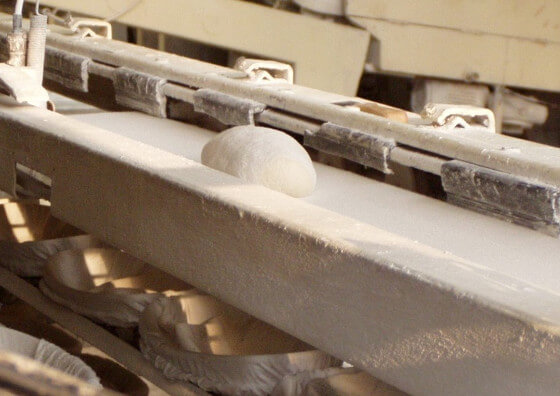 Conveyor belts with textile surfaces or with a coating of non-woven fabric in use