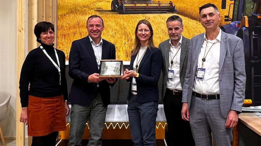 Hannover, Germany: official recognition of TYMA&nbsp;CZ as a preferred Continental ContiTech partner | from left to right: Hana Kaplanová (TYMA&nbsp;CZ), Bohumil Kaplan (TYMA&nbsp;CZ), Daniela Nascimento (ContiTech), Jan Timmermann (ContiTech), Krzysztof Surowka (ContiTech)